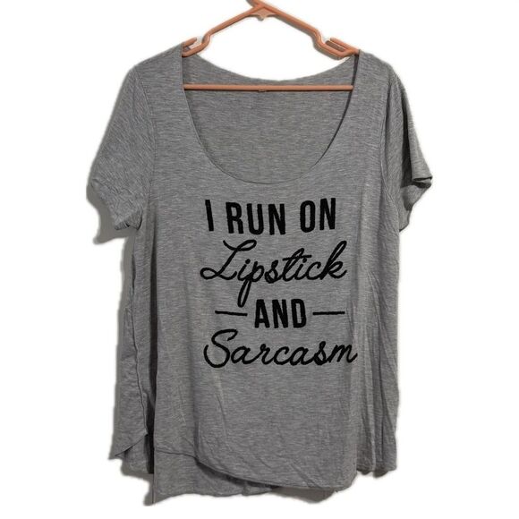 Torrid women’s size 00(10) I run on lipstick and sarcasm off shoulder shirt - Picture 1 of 5